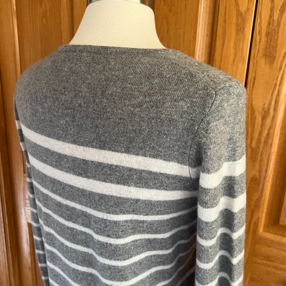 TALBOTS - Cashmere Button-Cuff Sweater - Excellent Condition - Picture 5 of 9